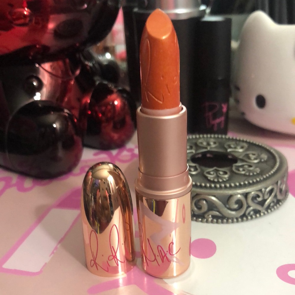 MAC Cosmetics LE Frost Lipstick - Who’s that Chick